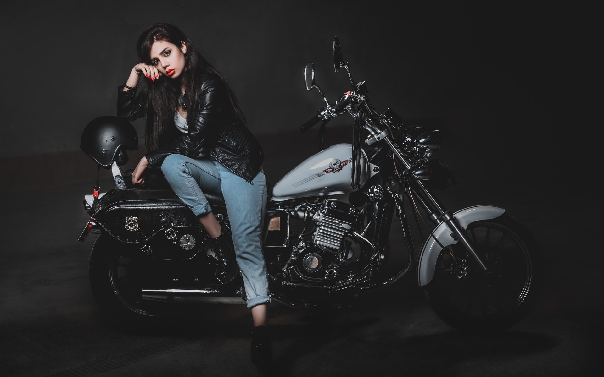 Biker girls: style and drive in Taif