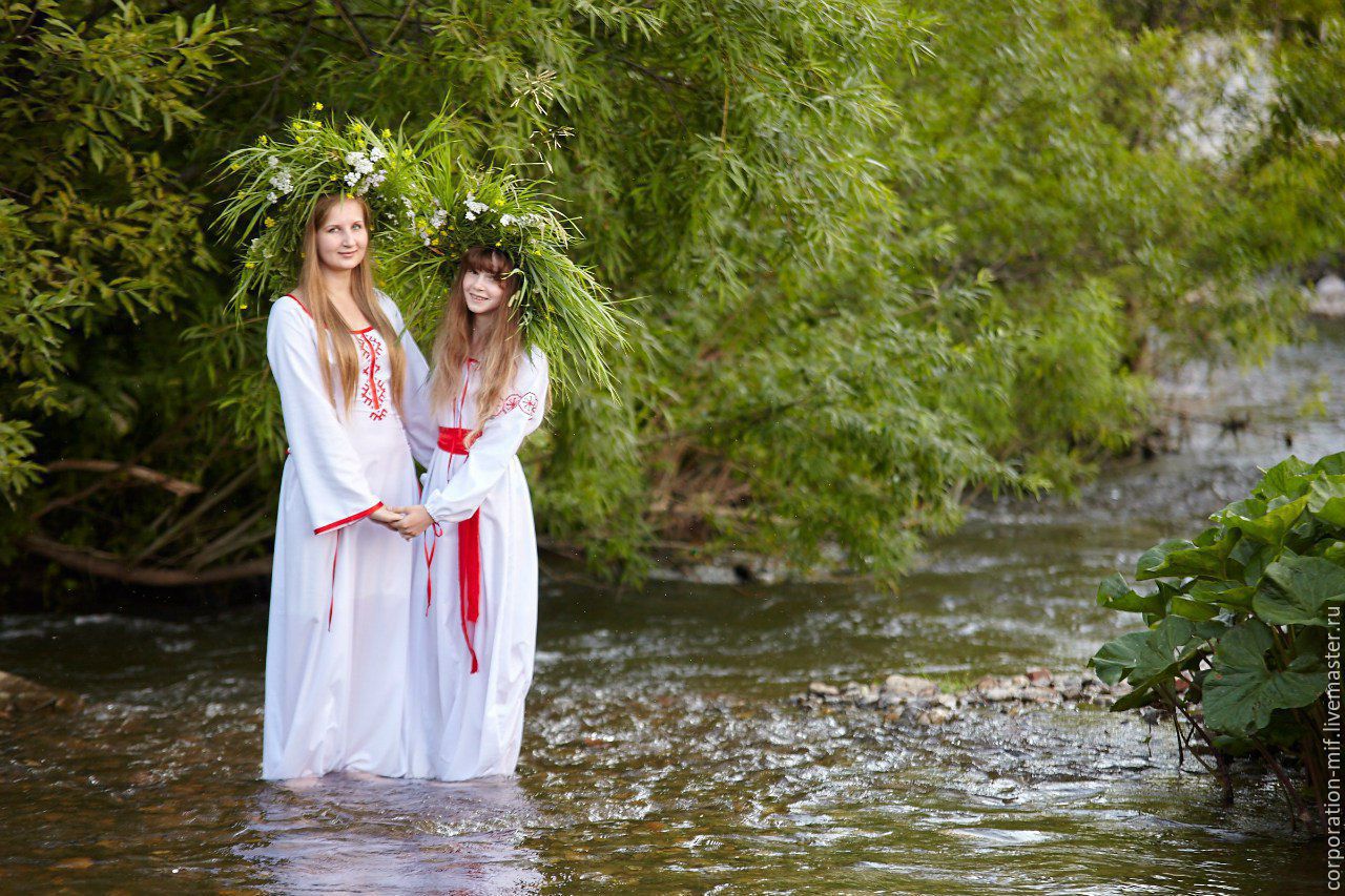 Women in Slavic costumes in Taif