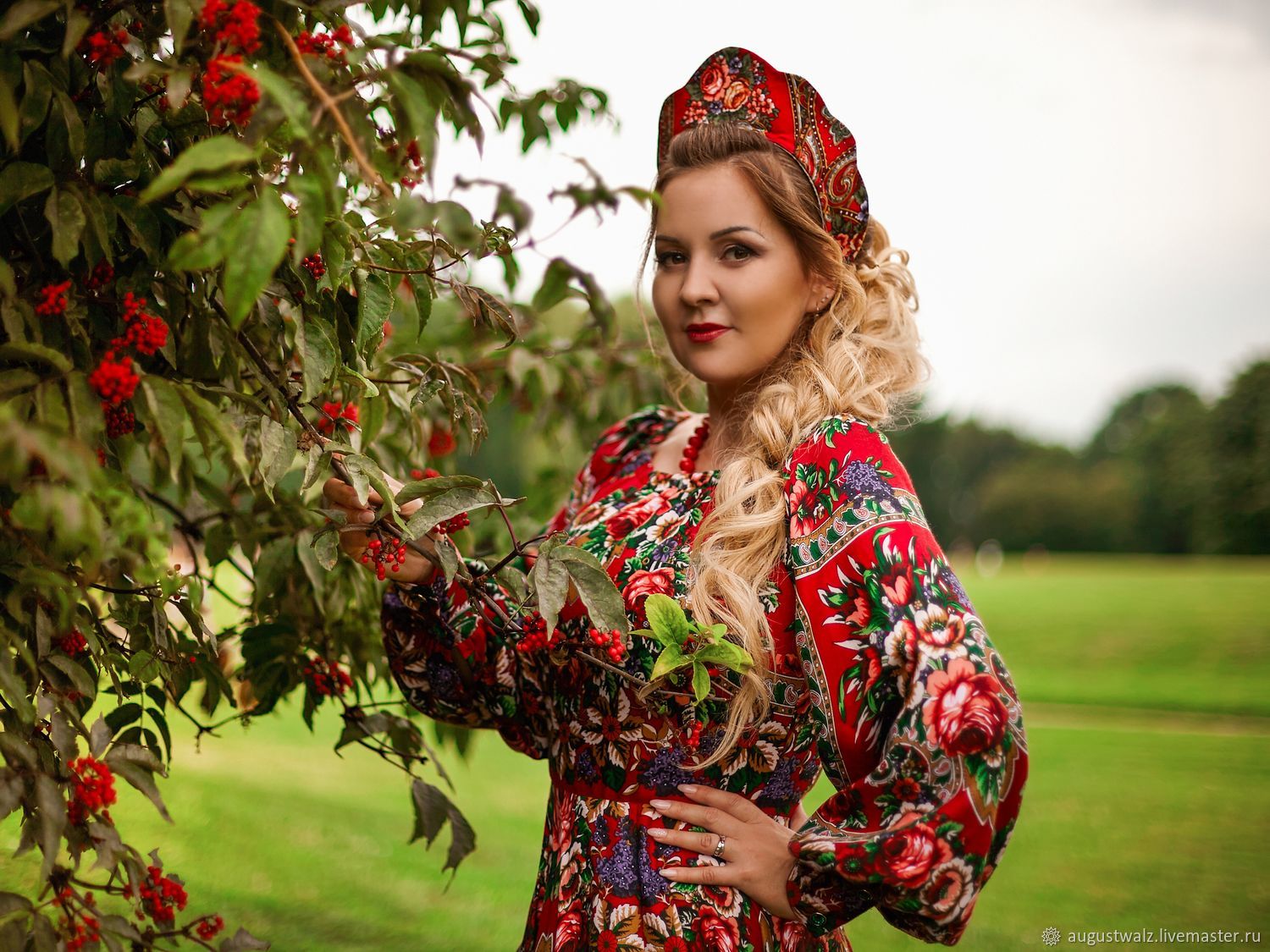 Women in Slavic costumes in Taif