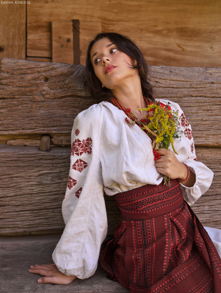 Girls in Slavic costumes in Taif
