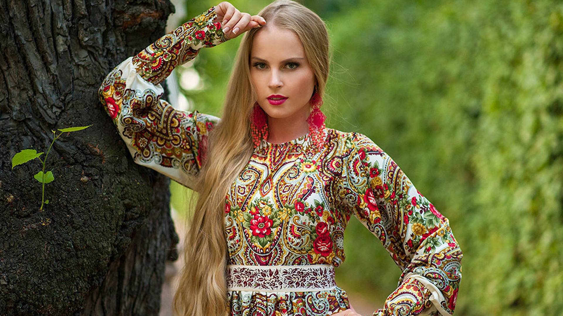 Girls in Slavic costumes in her underwear in Taif